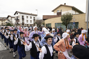 Desfile de la comparsa Inudeak eta artzaiak en los Carnavales de Bera