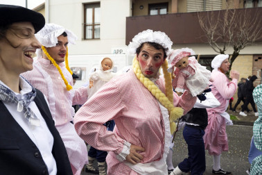 Desfile de la comparsa Inudeak eta artzaiak en los Carnavales de Bera