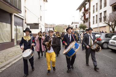 Desfile de la comparsa Inudeak eta artzaiak en los Carnavales de Bera