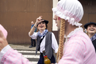 Desfile de la comparsa Inudeak eta artzaiak en los Carnavales de Bera