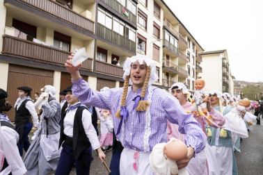 Desfile de la comparsa Inudeak eta artzaiak en los Carnavales de Bera