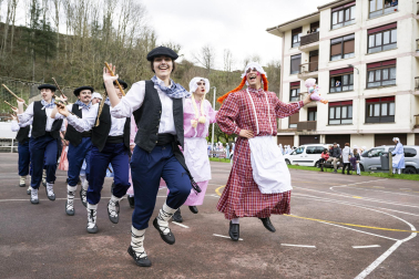 Desfile de la comparsa Inudeak eta artzaiak en los Carnavales de Bera