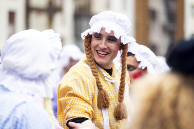 Desfile de la comparsa Inudeak eta artzaiak en los Carnavales de Bera