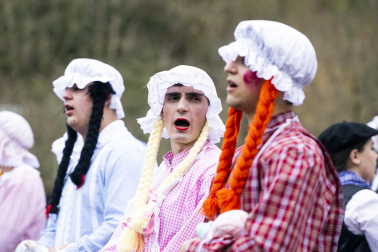 Desfile de la comparsa Inudeak eta artzaiak en los Carnavales de Bera