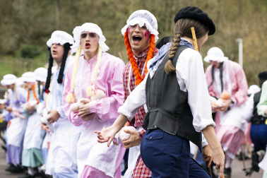 Desfile de la comparsa Inudeak eta artzaiak en los Carnavales de Bera