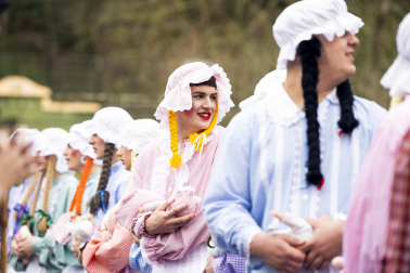 Desfile de la comparsa Inudeak eta artzaiak en los Carnavales de Bera