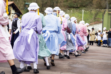 Desfile de la comparsa Inudeak eta artzaiak en los Carnavales de Bera