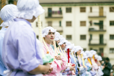 Desfile de la comparsa Inudeak eta artzaiak en los Carnavales de Bera