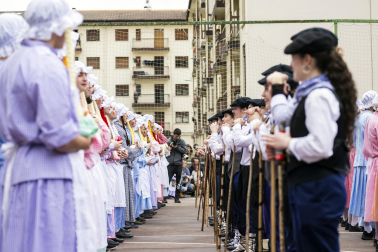 Desfile de la comparsa Inudeak eta artzaiak en los Carnavales de Bera