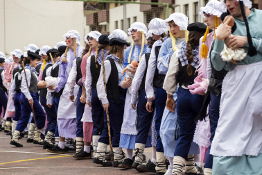 Desfile de la comparsa Inudeak eta artzaiak en los Carnavales de Bera