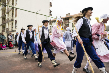 Desfile de la comparsa Inudeak eta artzaiak en los Carnavales de Bera