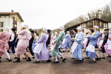Desfile de la comparsa Inudeak eta artzaiak en los Carnavales de Bera