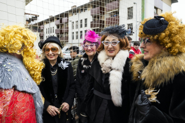 Desfile de la comparsa Inudeak eta artzaiak en los Carnavales de Bera