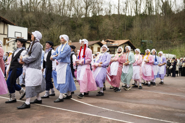 Desfile de la comparsa Inudeak eta artzaiak en los Carnavales de Bera