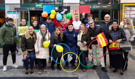 El patinador de 23 años, que se estrenó en los Juegos Olímpicos de Milán-Cortina, ya está en Pamplona y fue recibido por sus familiares que llevaron unos aros olímpicos, globos y pancartas. "Estoy abrumado", confesó el protagonista tras llegar a la estación de tren desde Barcelona