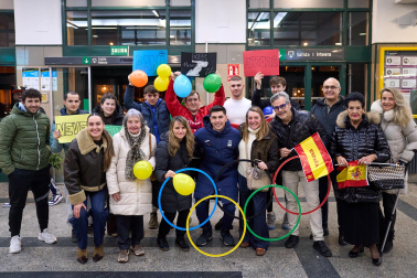Familiares y amigos acogieron al patinador en la estación del tren de Pamplona tras su participación en los Juegos Olímpicos de Milán-Cortina
