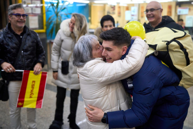 Familiares y amigos acogieron al patinador en la estación del tren de Pamplona tras su participación en los Juegos Olímpicos de Milán-Cortina