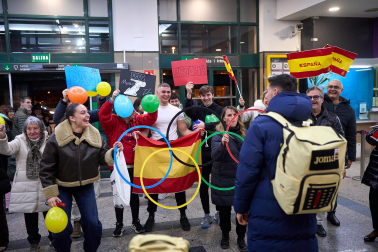 Familiares y amigos acogieron al patinador en la estación del tren de Pamplona tras su participación en los Juegos Olímpicos de Milán-Cortina
