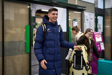 Familiares y amigos acogieron al patinador en la estación del tren de Pamplona tras su participación en los Juegos Olímpicos de Milán-Cortina