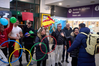 Familiares y amigos acogieron al patinador en la estación del tren de Pamplona tras su participación en los Juegos Olímpicos de Milán-Cortina