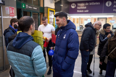 Familiares y amigos acogieron al patinador en la estación del tren de Pamplona tras su participación en los Juegos Olímpicos de Milán-Cortina