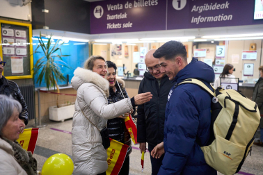 Familiares y amigos acogieron al patinador en la estación del tren de Pamplona tras su participación en los Juegos Olímpicos de Milán-Cortina