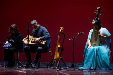 El Festival de Año Nuevo Chino, con bailes, música, ópera o artes marciales para recibir 365 días de ‘superación y fuerza', se celebró en el Auditorio de Barañáin