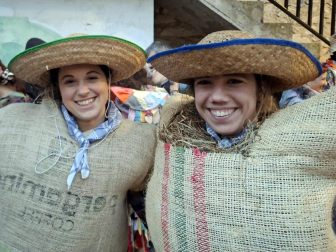 Embutidos en sacos de heno, una hilera de orondos personajes de apariencia rural desfila por el entramado urbano en una tarde de tiempo desapacible en la localidad de Lesaka. Se trata de los Zako zahar