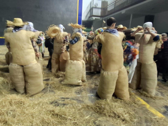Embutidos en sacos de heno, una hilera de orondos personajes de apariencia rural desfila por el entramado urbano en una tarde de tiempo desapacible en la localidad de Lesaka. Se trata de los Zako zahar