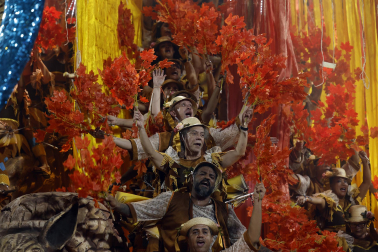 Colorido y música en el primer día de desfiles en el Sambódromo de Río de Janeiro con motivo de los Carnavales