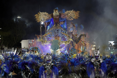 Colorido y música en el primer día de desfiles en el Sambódromo de Río de Janeiro con motivo de los Carnavales