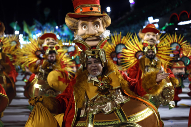Colorido y música en el primer día de desfiles en el Sambódromo de Río de Janeiro con motivo de los Carnavales