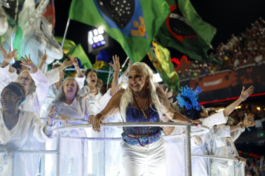 Colorido y música en el primer día de desfiles en el Sambódromo de Río de Janeiro con motivo de los Carnavales