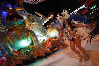 Colorido y música en el primer día de desfiles en el Sambódromo de Río de Janeiro con motivo de los Carnavales