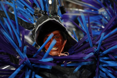 Colorido y música en el primer día de desfiles en el Sambódromo de Río de Janeiro con motivo de los Carnavales
