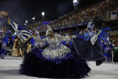 Colorido y música en el primer día de desfiles en el Sambódromo de Río de Janeiro con motivo de los Carnavales