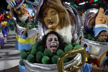 Colorido y música en el primer día de desfiles en el Sambódromo de Río de Janeiro con motivo de los Carnavales