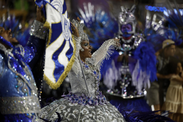 Colorido y música en el primer día de desfiles en el Sambódromo de Río de Janeiro con motivo de los Carnavales