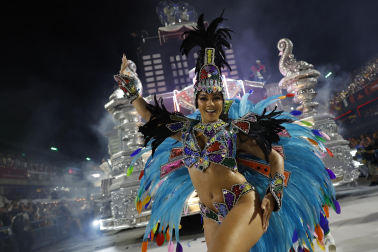 Colorido y música en el primer día de desfiles en el Sambódromo de Río de Janeiro con motivo de los Carnavales
