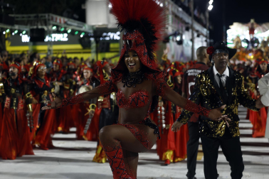 Colorido y música en el primer día de desfiles en el Sambódromo de Río de Janeiro con motivo de los Carnavales