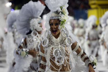 Colorido y música en el primer día de desfiles en el Sambódromo de Río de Janeiro con motivo de los Carnavales