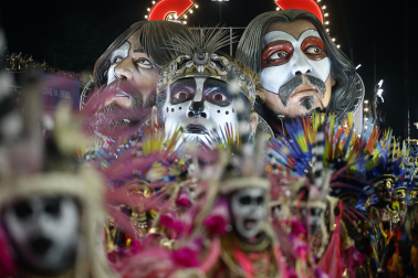Colorido y música en el primer día de desfiles en el Sambódromo de Río de Janeiro con motivo de los Carnavales
