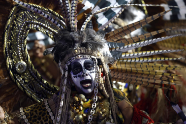 Colorido y música en el primer día de desfiles en el Sambódromo de Río de Janeiro con motivo de los Carnavales