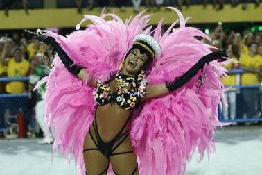 Colorido y música en el primer día de desfiles en el Sambódromo de Río de Janeiro con motivo de los Carnavales