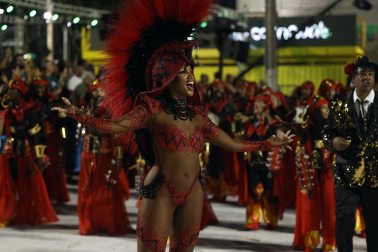 Colorido y música en el primer día de desfiles en el Sambódromo de Río de Janeiro con motivo de los Carnavales
