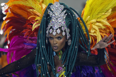 Colorido y música en el primer día de desfiles en el Sambódromo de Río de Janeiro con motivo de los Carnavales