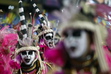 Colorido y música en el primer día de desfiles en el Sambódromo de Río de Janeiro con motivo de los Carnavales