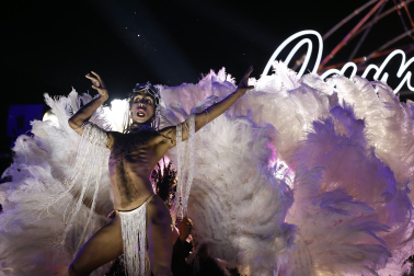 Colorido y música en el primer día de desfiles en el Sambódromo de Río de Janeiro con motivo de los Carnavales