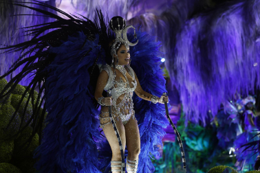 Colorido y música en el primer día de desfiles en el Sambódromo de Río de Janeiro con motivo de los Carnavales