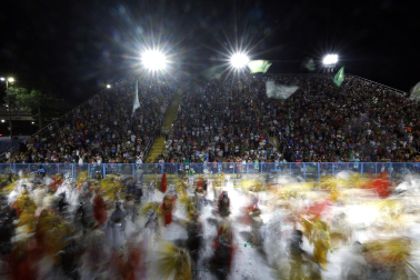 Colorido y música en el primer día de desfiles en el Sambódromo de Río de Janeiro con motivo de los Carnavales